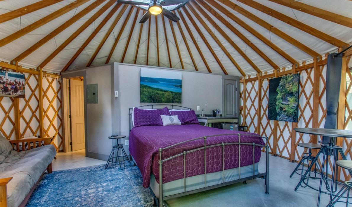 Plum Point Lodge Himrod Bagian luar foto